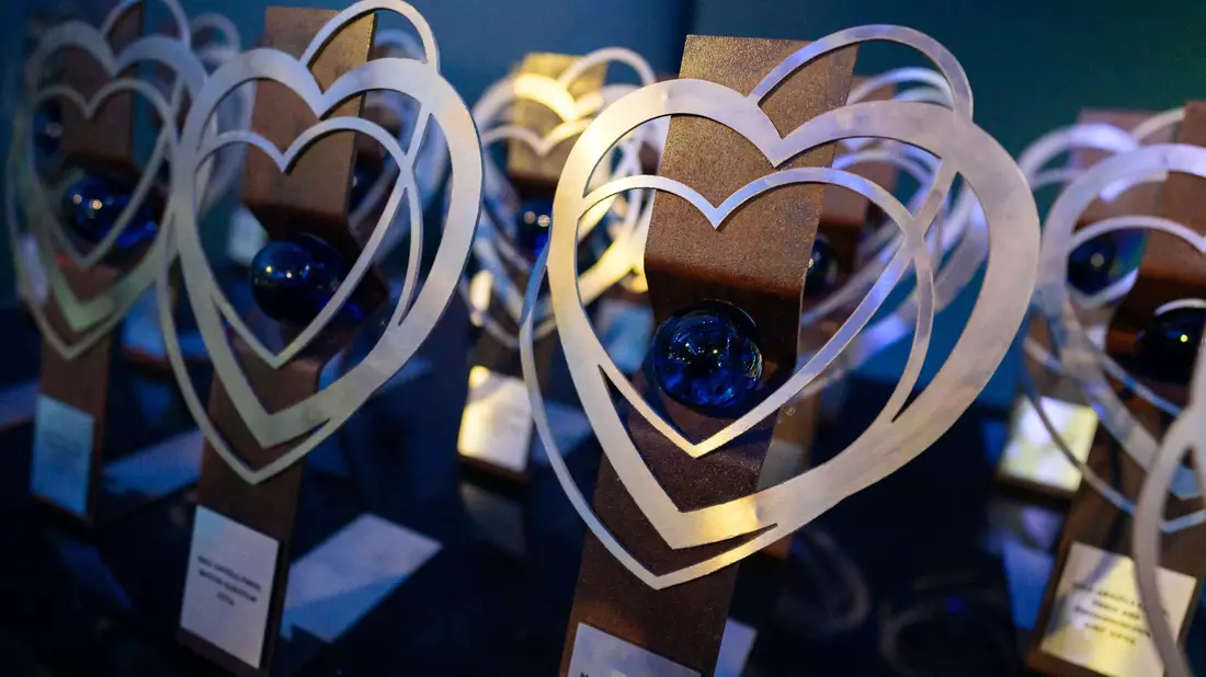 Die Trophäen stehen bereit: 57 Beiträge bewerben sich beim 46. Filmfestival Max Ophüls Preis um die begehrten Auszeichnungen und Preisgelder. - Bild: Oliver Dietze/dpa