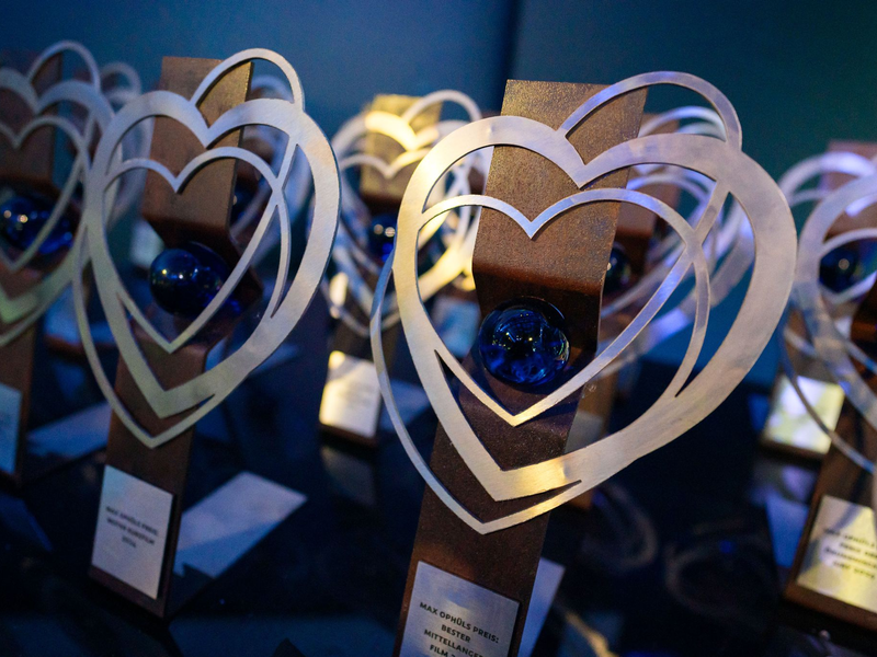 Die Trophäen stehen bereit: 57 Beiträge bewerben sich beim 46. Filmfestival Max Ophüls Preis um die begehrten Auszeichnungen und Preisgelder. - Foto: Oliver Dietze/dpa