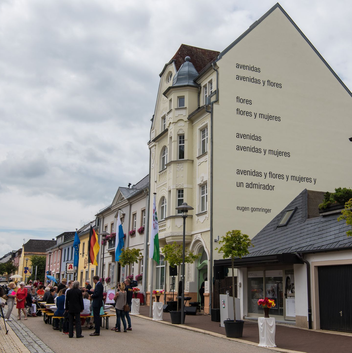 Eugen Gomringers Gedicht «avenidas» ist an einer Rehauser Hausfassade zu lesen. (Archivbild) - Foto: Nicolas Armer/dpa