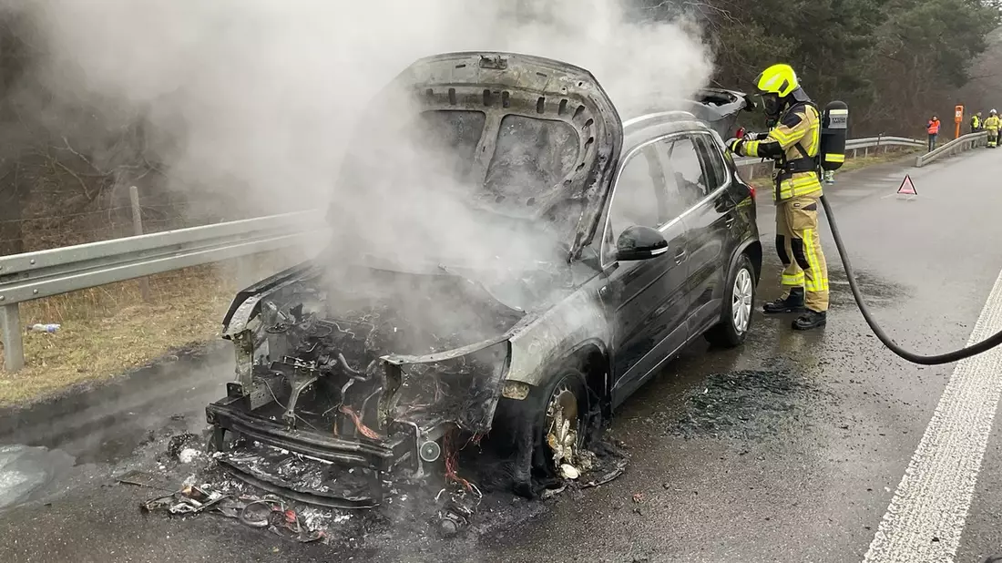 FW Alpen: Einheiten aus Alpen und Veen bekämpfen Pkw Brand auf der A57 - Bild: presseportal.de
