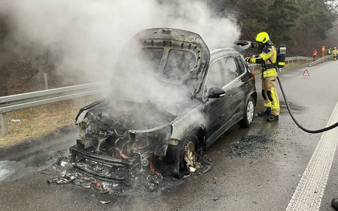 FW Alpen: Einheiten aus Alpen und Veen bekämpfen Pkw Brand auf der A57 - Foto: presseportal.de