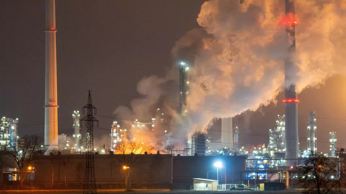 Das Feuer bei Bayernoil war vergangene Woche ausgebrochen. (Archivbild) - Bild: Lars Haubner/NEWS5/dpa