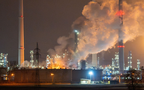 Das Feuer bei Bayernoil war vergangene Woche ausgebrochen. (Archivbild) - Foto: Lars Haubner/NEWS5/dpa