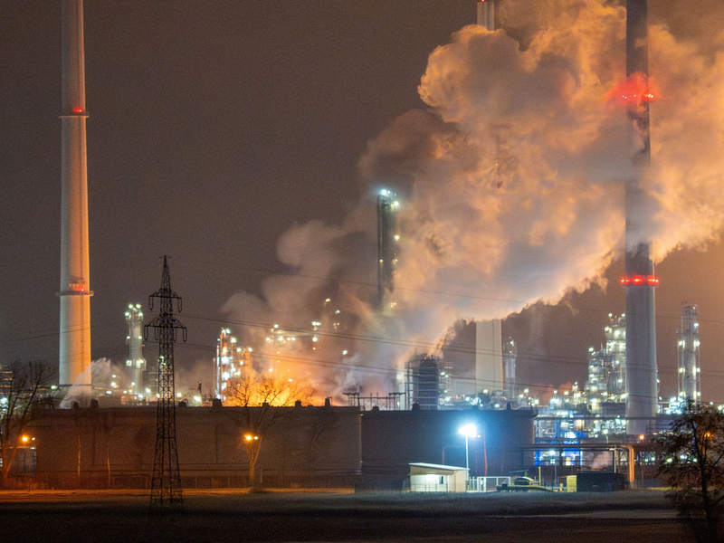 Das Feuer bei Bayernoil war vergangene Woche ausgebrochen. (Archivbild) - Foto: Lars Haubner/NEWS5/dpa