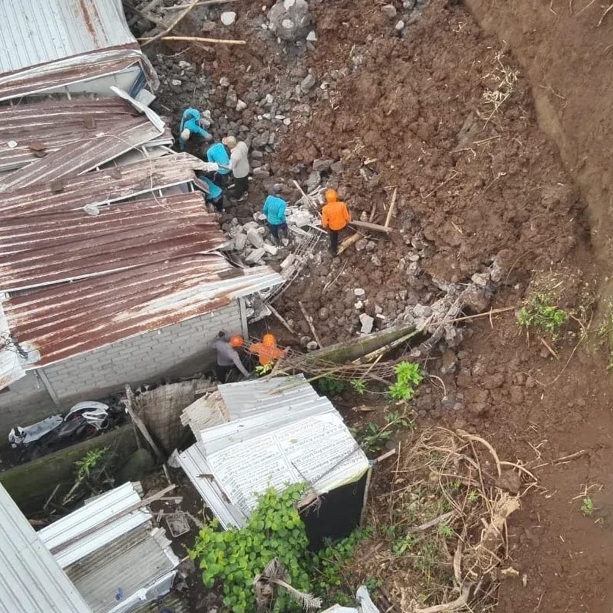 Die Behörden warnten vor weiteren Risiken und forderten die Menschen auf, sehr vorsichtig zu sein. - Foto: Denpasar City Bpbd/dpa