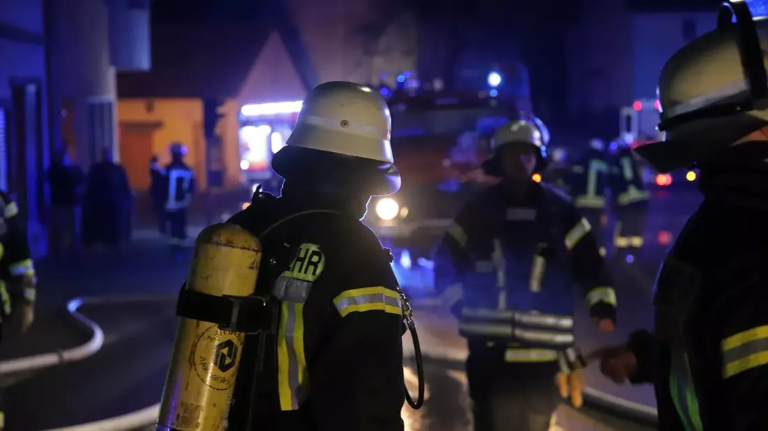 FW LK Neunkirchen: Wohnhausbrand in Wiebelskirchen - Feuerwehr rettet Menschen mit Sprungpolster und Drehleiter - Bild: presseportal.de