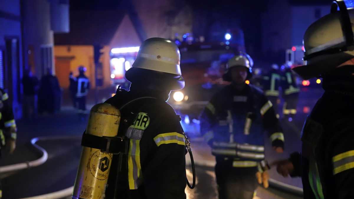 FW LK Neunkirchen: Wohnhausbrand in Wiebelskirchen - Feuerwehr rettet Menschen mit Sprungpolster und Drehleiter - Foto: presseportal.de