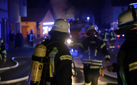 FW LK Neunkirchen: Wohnhausbrand in Wiebelskirchen - Feuerwehr rettet Menschen mit Sprungpolster und Drehleiter - Foto: presseportal.de