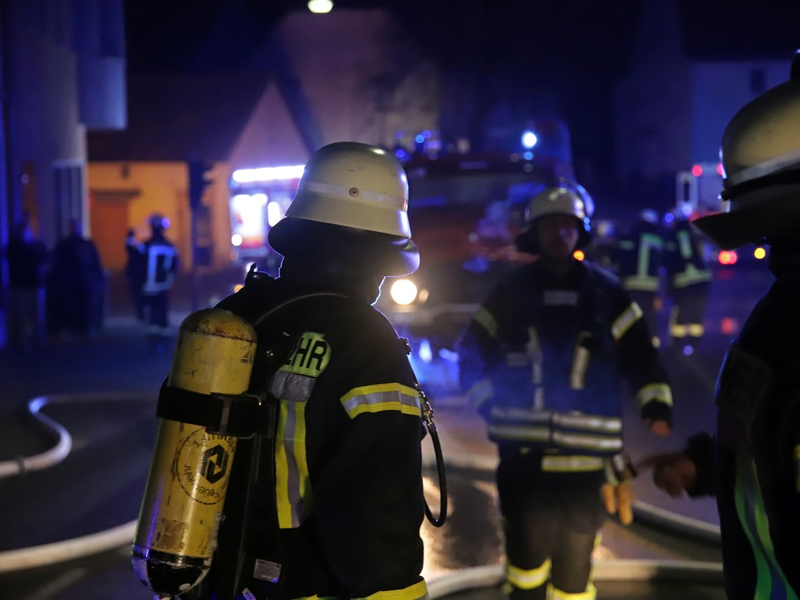 FW LK Neunkirchen: Wohnhausbrand in Wiebelskirchen - Feuerwehr rettet Menschen mit Sprungpolster und Drehleiter - Foto: presseportal.de