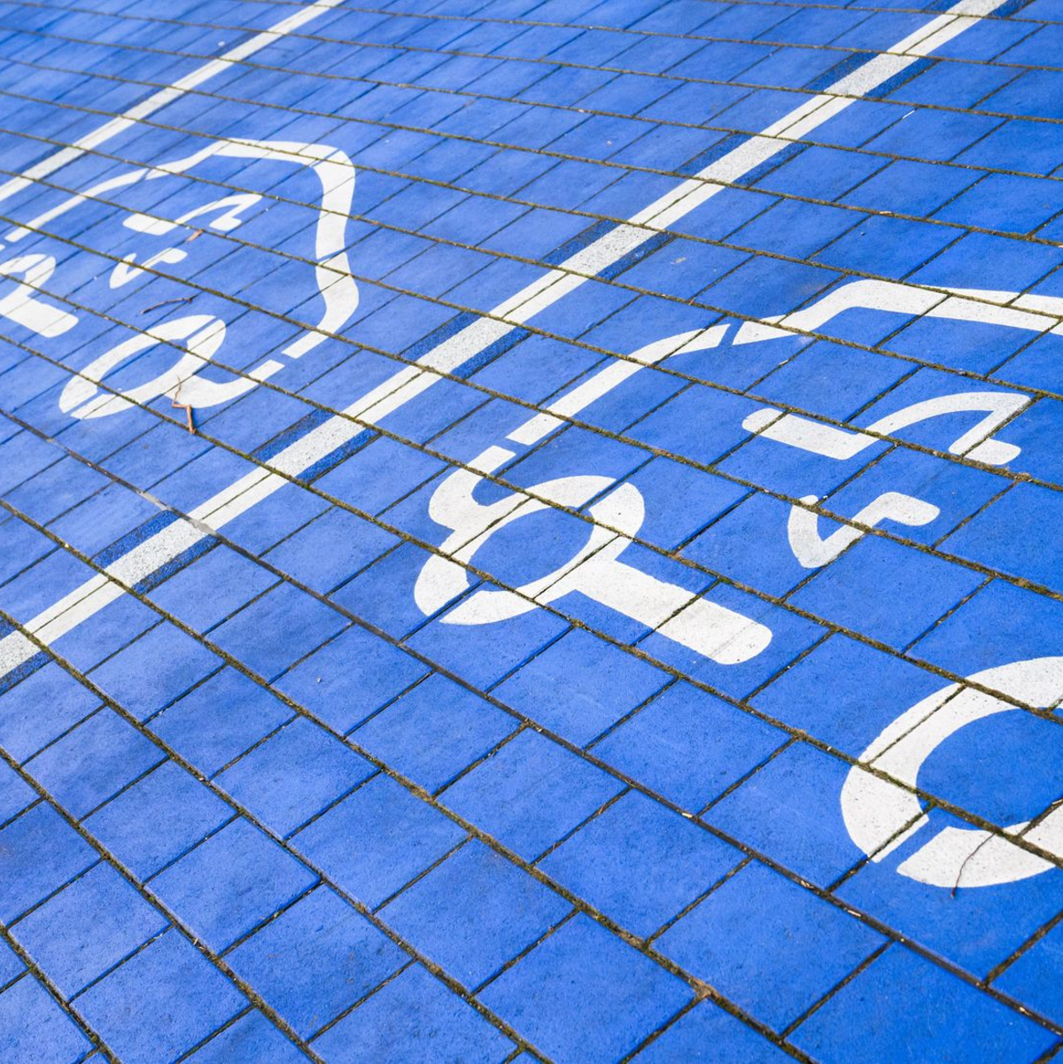 Parkplätze für Elektroautos.  - Foto: Julian Stratenschulte/dpa