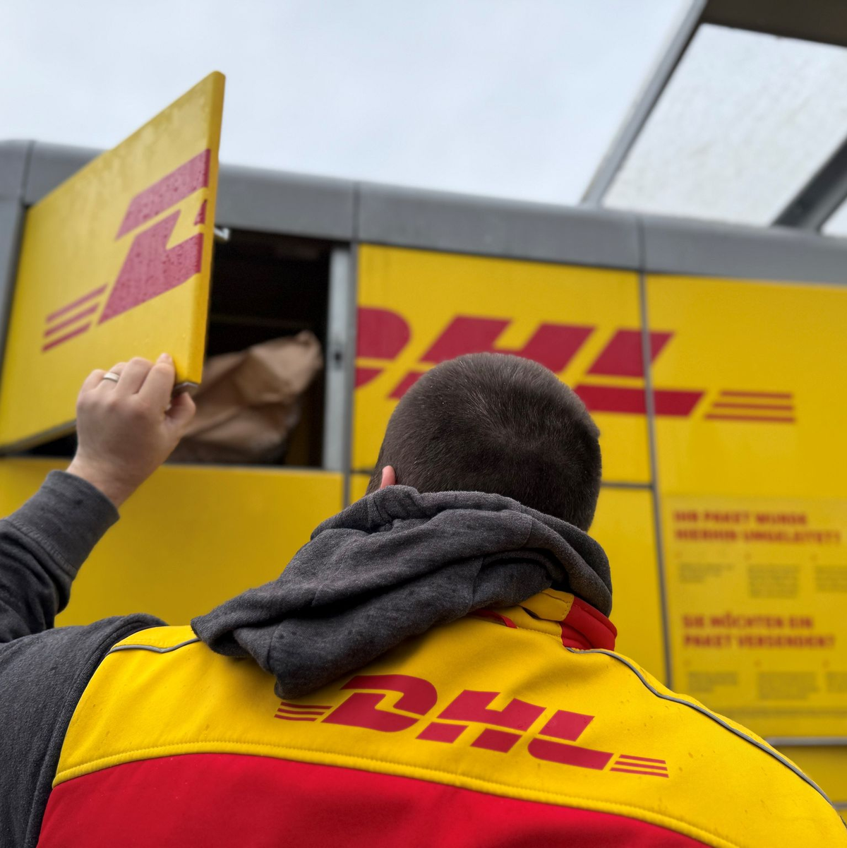 Ein typischer DHL-Paketautomat, der gerade von einem Paketboten befüllt wird. (Archivbild) - Foto: Wolf von Dewitz/dpa-Zentralbild/dpa