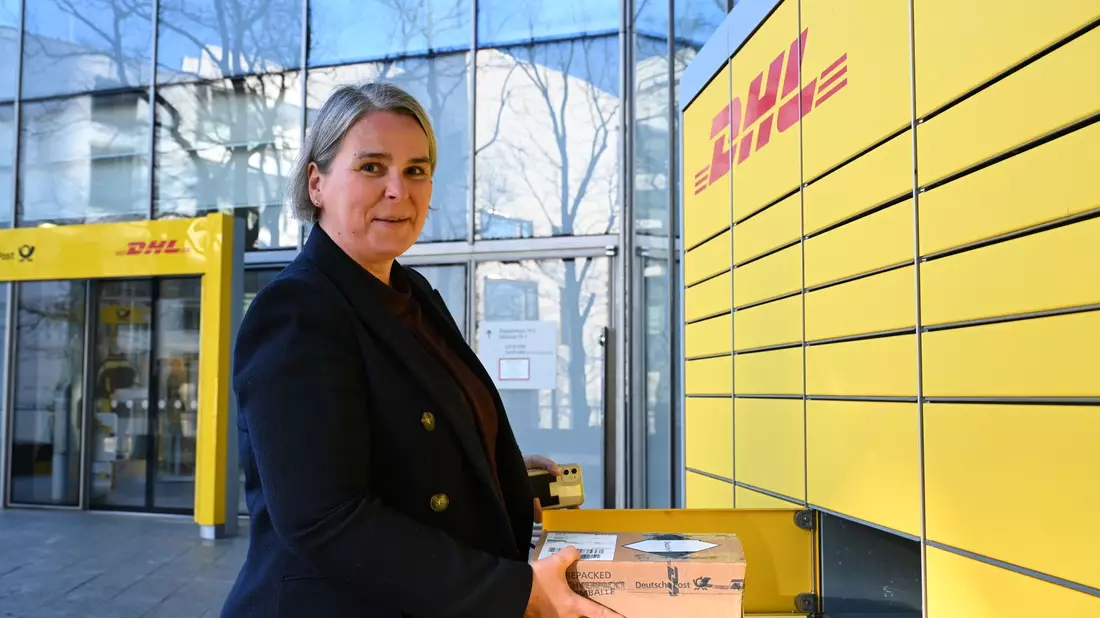 Post-Deutschlandchefin Nikola Hagleitner hält viel von Paketautomaten - die nutzt sie bisweilen auch selbst, um privat bestellte Pakete abzuholen. (Archivbild) - Bild: Wolf von Dewitz/dpa