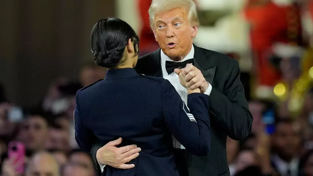 Trump tanze nicht nur mit seiner Frau, sondern auch mit einem Mitglied der Streitkräfte. - Bild: Alex Brandon/AP/dpa