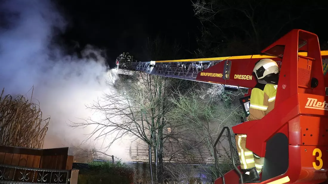 FW Dresden: Brand einer Scheune in der Karpatenstraße - Übergreifen auf Wohnhaus wurde verhindert - Bild: presseportal.de