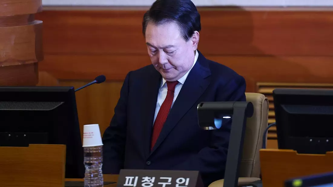 Der suspendierte südkoreanische Präsident Yoon Suk Yeol trifft zu seinem Amtsenthebungsverfahren vor dem Verfassungsgericht ein. - Bild: Kim Hong-Ji/Pool Reuters/AP/dpa