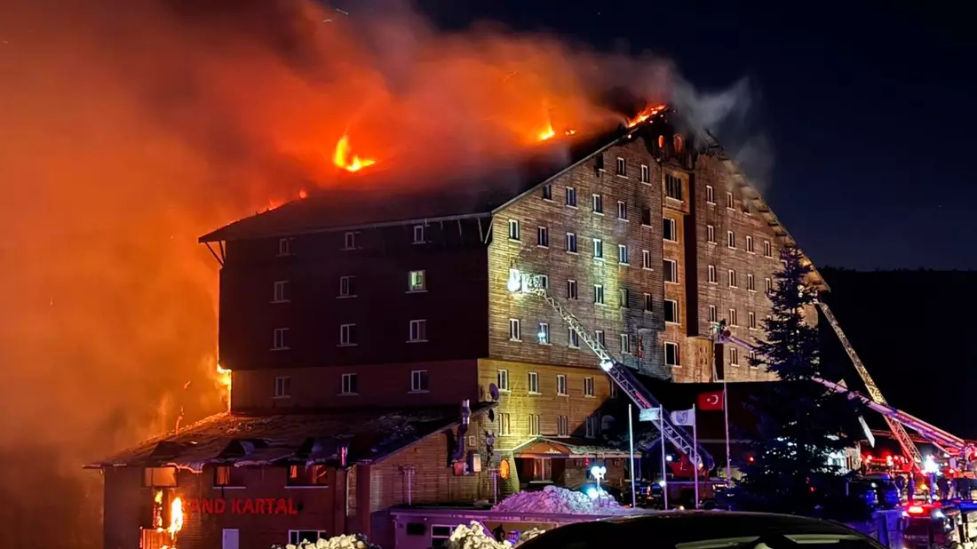Der Brand in dem Hotel brach in der Nacht aus. - Bild: IHA/AP/dpa