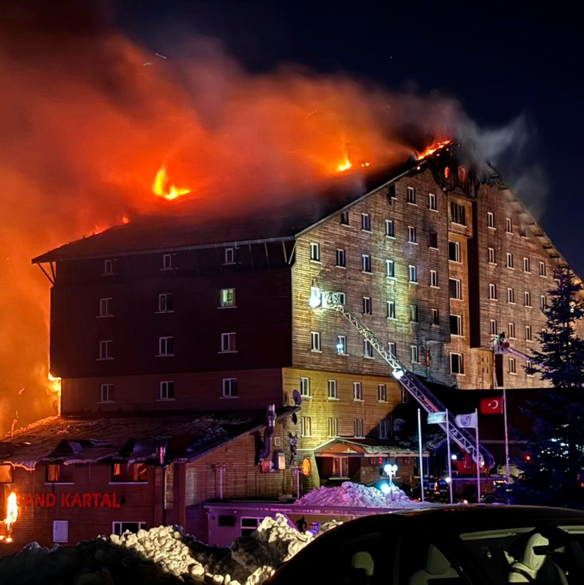 Der Brand in dem Hotel brach in der Nacht aus. - Foto: IHA/AP/dpa