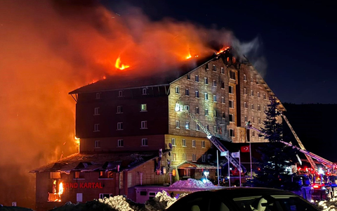 Der Brand in dem Hotel brach in der Nacht aus. (Foto aktuell) - Foto: IHA/AP/dpa