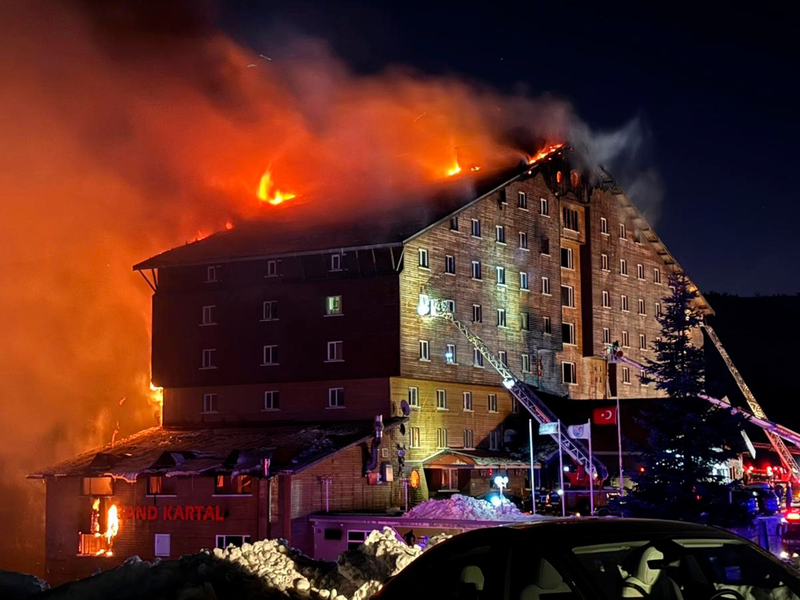Der Brand in dem Hotel brach in der Nacht aus. - Foto: IHA/AP/dpa