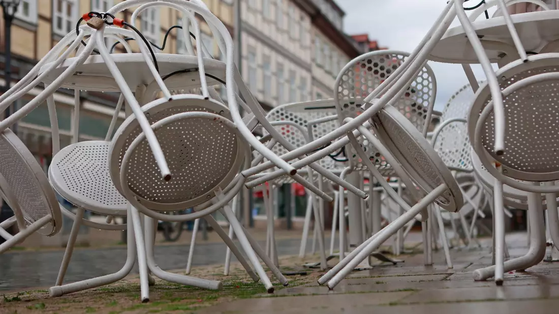 Die Flaute im Gastgewerbe hat auch 2024 angehalten. (Illustration) - Bild: Matthias Bein/dpa