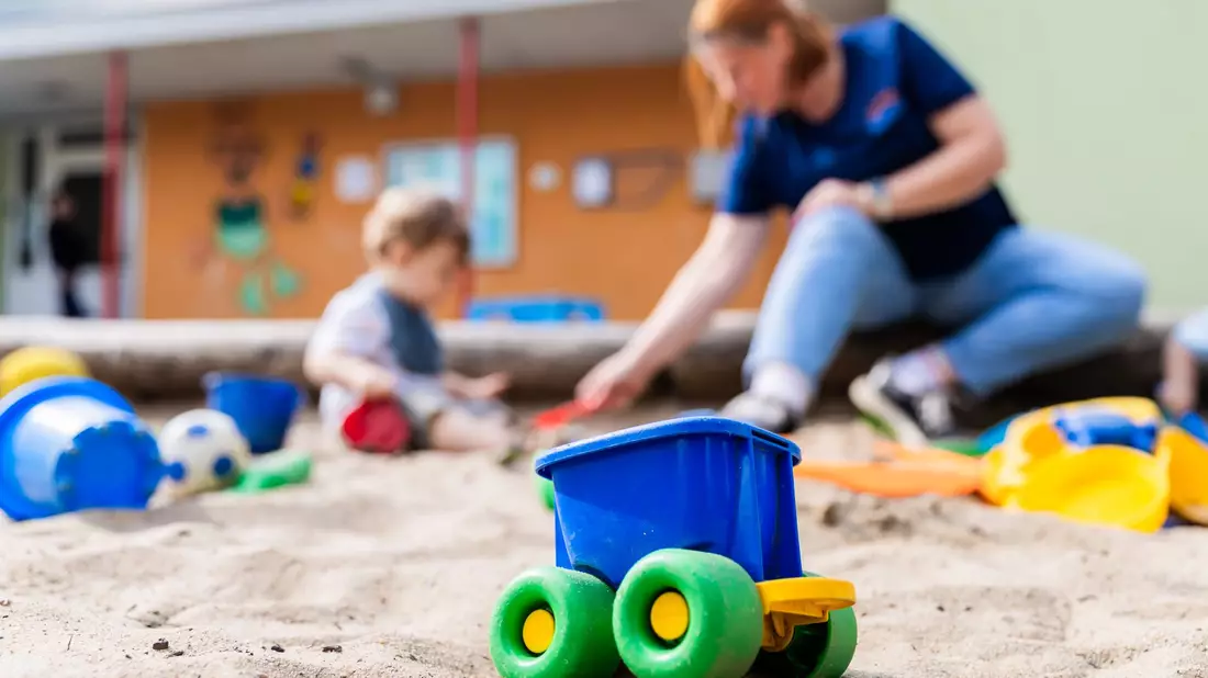 Nur der Anteil der Kinder, die weniger als 25 Stunden pro Woche in der Kita sind, sank. (Archivfoto) - Bild: Christoph Soeder/dpa