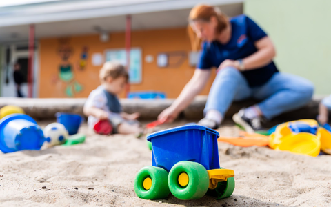 Nur der Anteil der Kinder, die weniger als 25 Stunden pro Woche in der Kita sind, sank. (Archivfoto) - Foto: Christoph Soeder/dpa