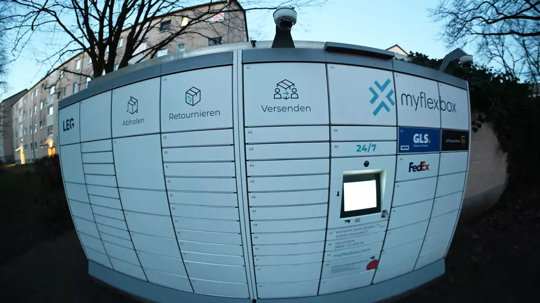 Die österreichische Firma myflexbox betreibt Automaten, in denen Paketfirmen ihre Sendungen zwischenlagern können. Auch myflexbox will stark expandieren. - Bild: Wolf von Dewitz/dpa