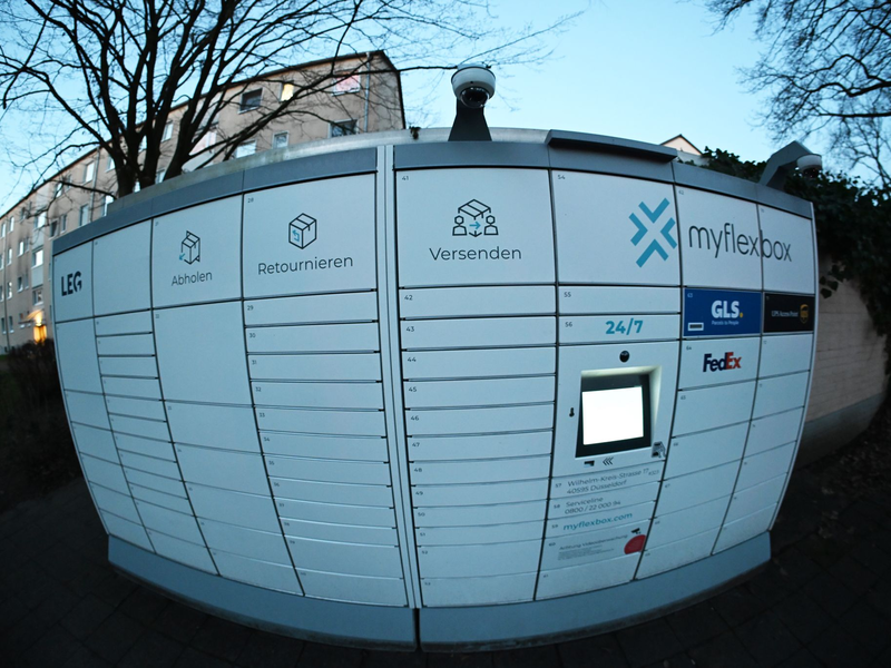 Myflexbox betreibt schon seit längerem Automaten in Deutschland, in denen mehrere Paketdienstleister Sendungen lagern - neben GLS, UPS und FedEx inzwischen auch DPD, dessen Logo hier noch fehlt. - Foto: Wolf von Dewitz/dpa