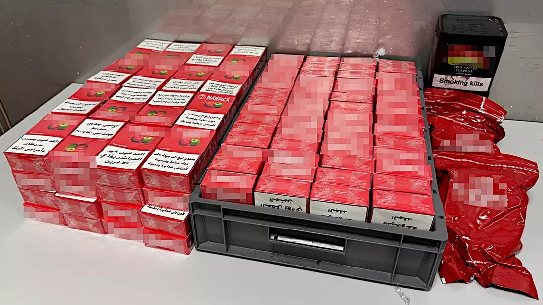 HZA-IZ: Zoll stellt 35 Kilogramm Wasserpfeifentabak bei Reisenden am Flughafen Hamburg sicher Zoll deckt Steuerhinterziehung über 2.000 Euro durch Schmuggel von 35 Kilogramm Wasserpfeifentabak auf - Bild: presseportal.de
