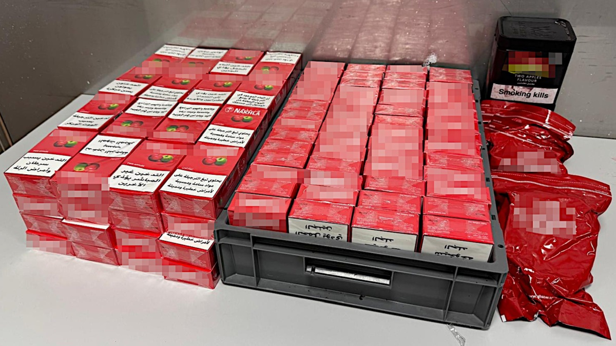 HZA-IZ: Zoll stellt 35 Kilogramm Wasserpfeifentabak bei Reisenden am Flughafen Hamburg sicher Zoll deckt Steuerhinterziehung über 2.000 Euro durch Schmuggel von 35 Kilogramm Wasserpfeifentabak auf - Foto: presseportal.de