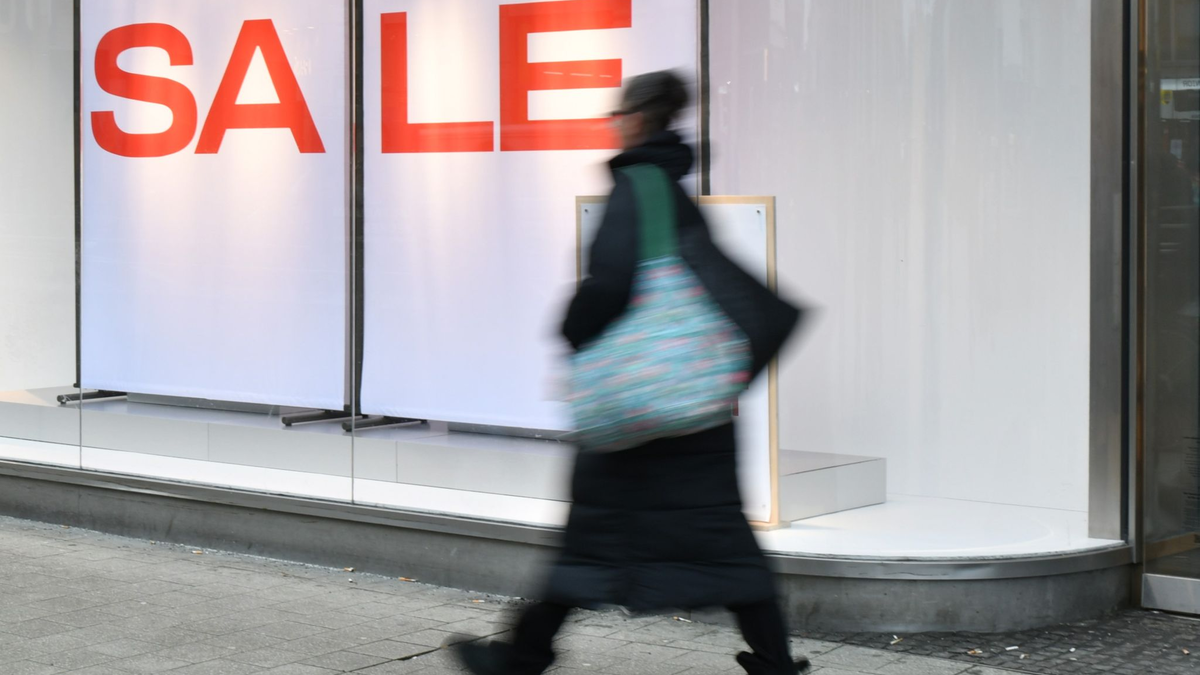 Kunden können sich im Winterschlussverkauf auf Angebote freuen.  - Foto: Ella Wenzel/dpa