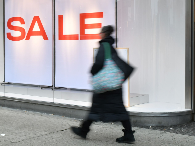 Kunden können sich im Winterschlussverkauf auf Angebote freuen.  - Foto: Ella Wenzel/dpa
