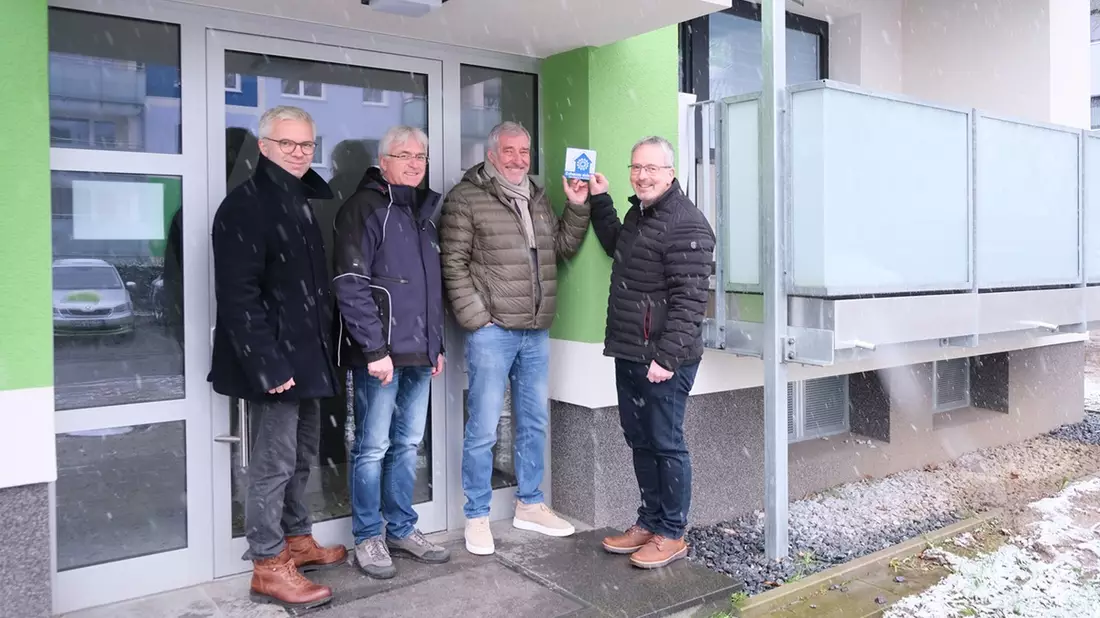 POL-GT: Einbrechern wird es schwer gemacht - Polizei übergibt weitere Plaketten Zuhause sicher an den Bauverein Gütersloh - Bild: presseportal.de