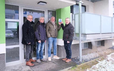 POL-GT: Einbrechern wird es schwer gemacht - Polizei ĂŒbergibt weitere Plaketten Zuhause sicher an den Bauverein GĂŒtersloh - Foto: presseportal.de POL-GT: Einbrechern wird es schwer gemacht - Polizei ĂŒbergibt weitere Plaketten Zuhause sicher an den Bauverein GĂŒtersloh - Foto: presseportal.de