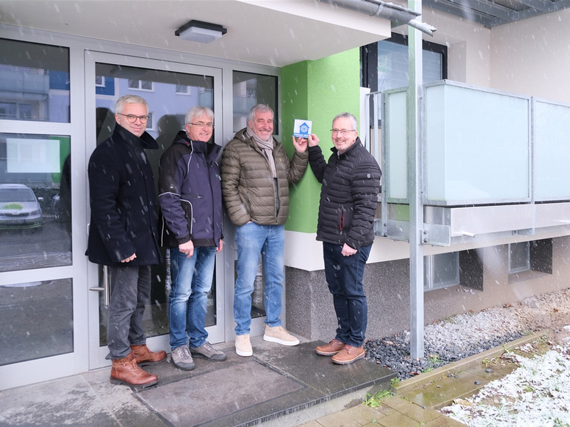 POL-GT: Einbrechern wird es schwer gemacht - Polizei übergibt weitere Plaketten Zuhause sicher an den Bauverein Gütersloh - Foto: presseportal.de