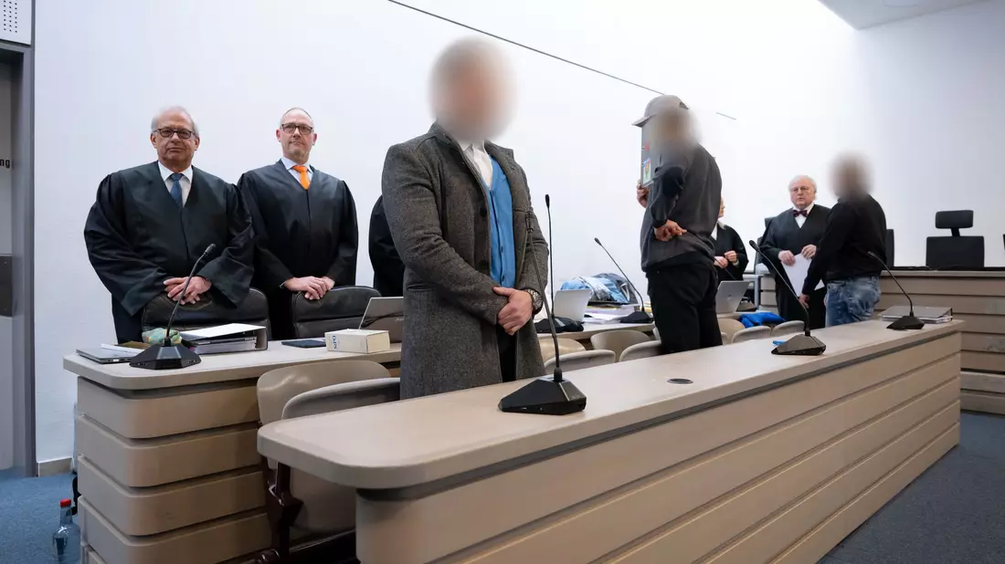 In dem Prozess sind vier Männer, drei aus dem Raum Schwerin (Mecklenburg-Vorpommern) und ein Verdächtiger aus Berlin, angeklagt.  - Bild: Sven Hoppe/dpa