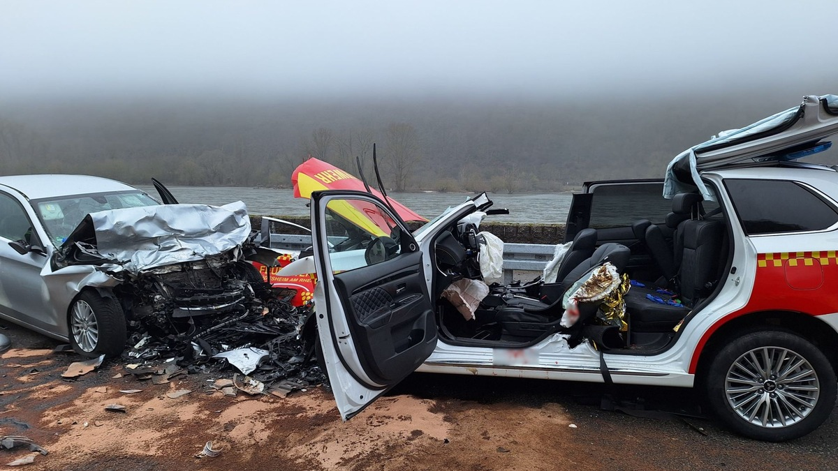 FW Rheingau-Taunus: Schwerer Frontalzusammenstoß auf B42 bei Rüdesheim - Feuerwehrmann in Einsatzfahrzeug beteiligt - Foto: presseportal.de
