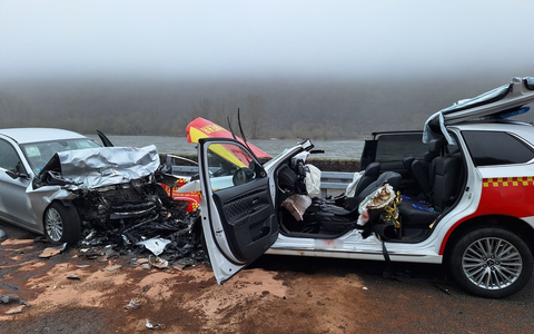 FW Rheingau-Taunus: Schwerer Frontalzusammenstoß auf B42 bei Rüdesheim - Feuerwehrmann in Einsatzfahrzeug beteiligt - Foto: presseportal.de