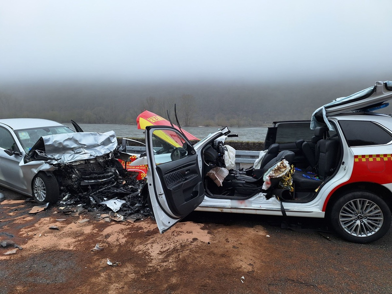 FW Rheingau-Taunus: Schwerer Frontalzusammenstoß auf B42 bei Rüdesheim - Feuerwehrmann in Einsatzfahrzeug beteiligt - Foto: presseportal.de