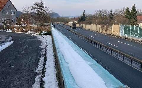 POL-GÖ: (27/2025) Ermittlungen wegen Gefährlichen Eingriffs in den Straßenverkehr - Unbekannte werfen Eisplatte über Sichtschutzwand der B 243. Geschoss schlägt in Windschutzscheibe ein, Fahrer unverletzt - Foto: presseportal.de POL-GÖ: (27/2025) Ermittlungen wegen Gefährlichen Eingriffs in den Straßenverkehr - Unbekannte werfen Eisplatte über Sichtschutzwand der B 243. Geschoss schlägt in Windschutzscheibe ein, Fahrer unverletzt - Foto: presseportal.de