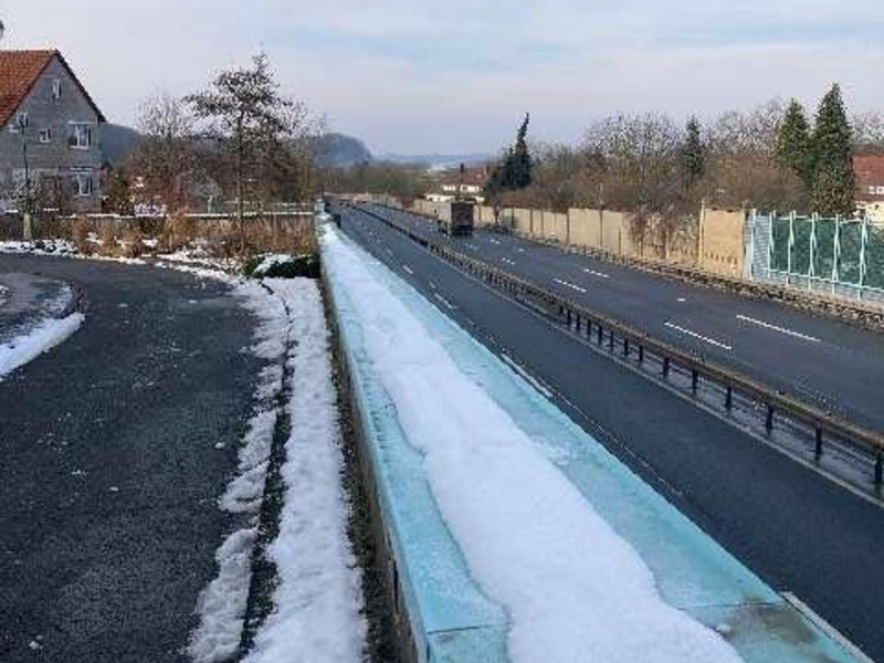 POL-GÖ: (27/2025) Ermittlungen wegen Gefährlichen Eingriffs in den Straßenverkehr - Unbekannte werfen Eisplatte über Sichtschutzwand der B 243. Geschoss schlägt in Windschutzscheibe ein, Fahrer unverletzt - Foto: presseportal.de