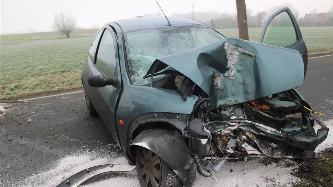 POL-COE: Lüdinghausen, Bechtrup, K23/ Auto prallt gegen Baum - Bild: presseportal.de
