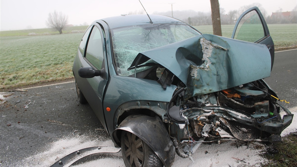 POL-COE: Lüdinghausen, Bechtrup, K23/ Auto prallt gegen Baum - Foto: presseportal.de