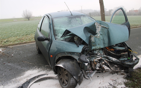 POL-COE: Lüdinghausen, Bechtrup, K23/ Auto prallt gegen Baum - Foto: presseportal.de