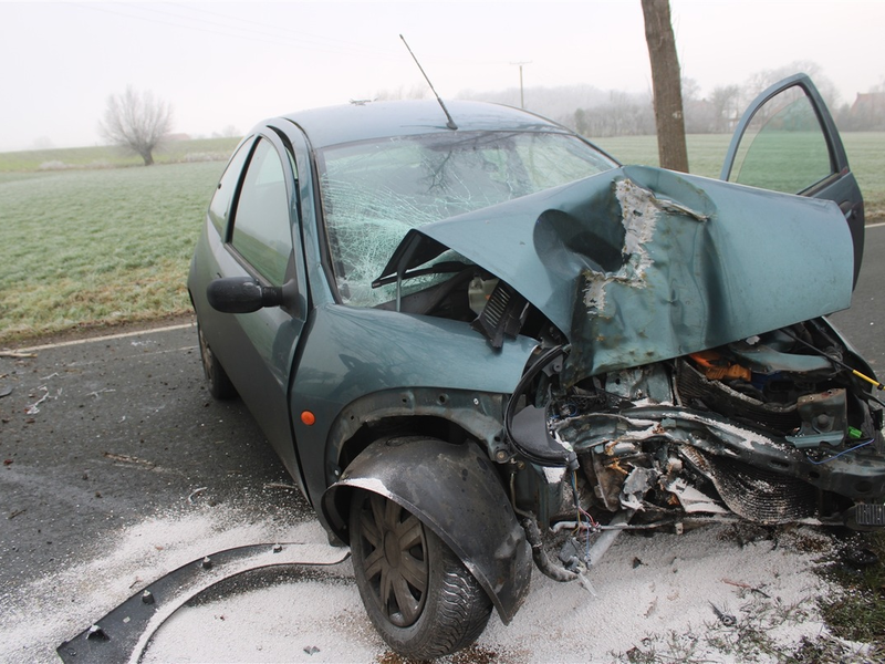POL-COE: Lüdinghausen, Bechtrup, K23/ Auto prallt gegen Baum - Foto: presseportal.de