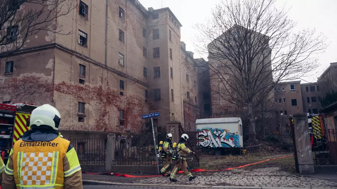 FW Dresden: Brand in ehemaliger Mälzerei in Niedersedlitz - Ausbreitung erfolgreich verhindert - Bild: presseportal.de