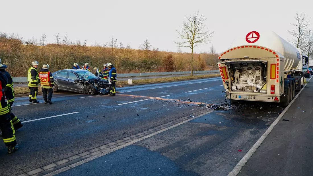 FW-DO: PKW fährt gegen geparkten Tanklastzug - Fahrerin leicht verletzt - Bild: presseportal.de