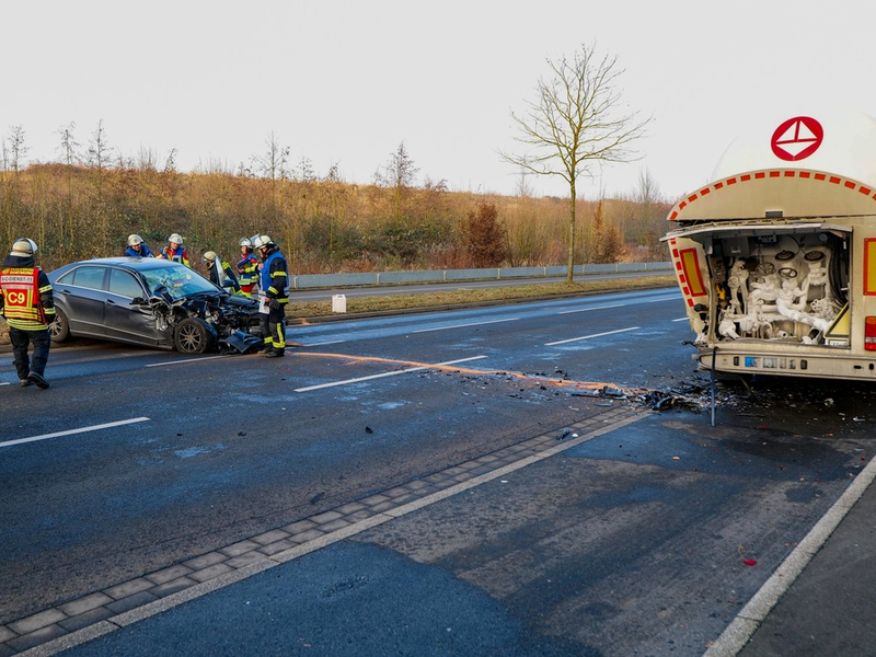 FW-DO: PKW fährt gegen geparkten Tanklastzug - Fahrerin leicht verletzt - Foto: presseportal.de