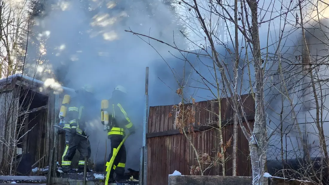 FW-AR: Brand in Gartenhütte erfolgreich gelöscht- Umfangreicher Einsatz der Feuerwehr - Bild: presseportal.de