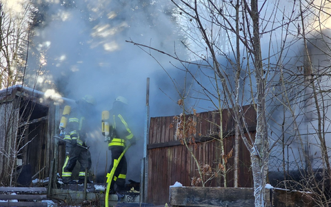 FW-AR: Brand in Gartenhütte erfolgreich gelöscht- Umfangreicher Einsatz der Feuerwehr - Foto: presseportal.de